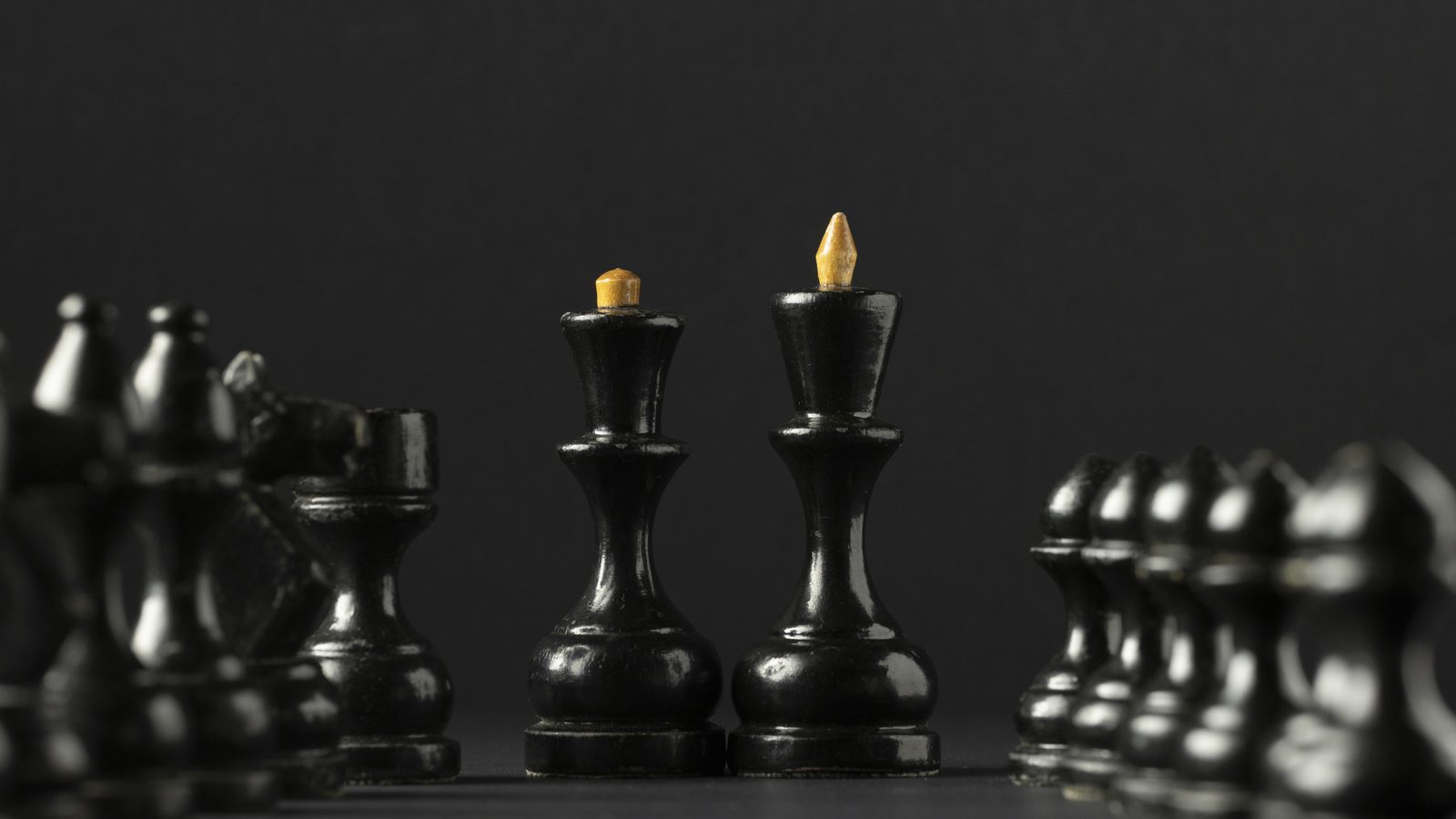 Article Cognectik : externaliser sa prospection commerciale, coûts et modèles en 2026, pièces d'échecs noires, le roi et la dame au centre entre deux rangées de pièces